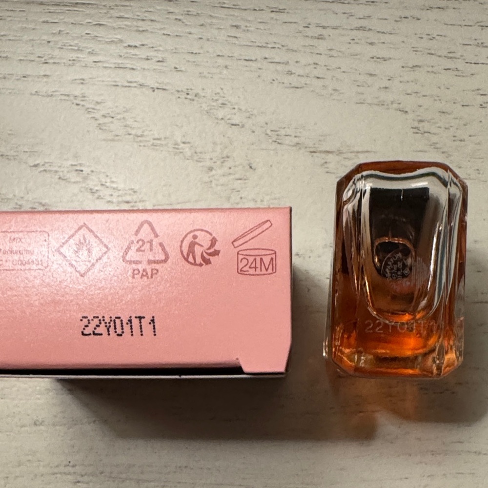 Prada Paradoxe Intense Perfume - Pink and Black dab on miniature - Picture 3 of 3